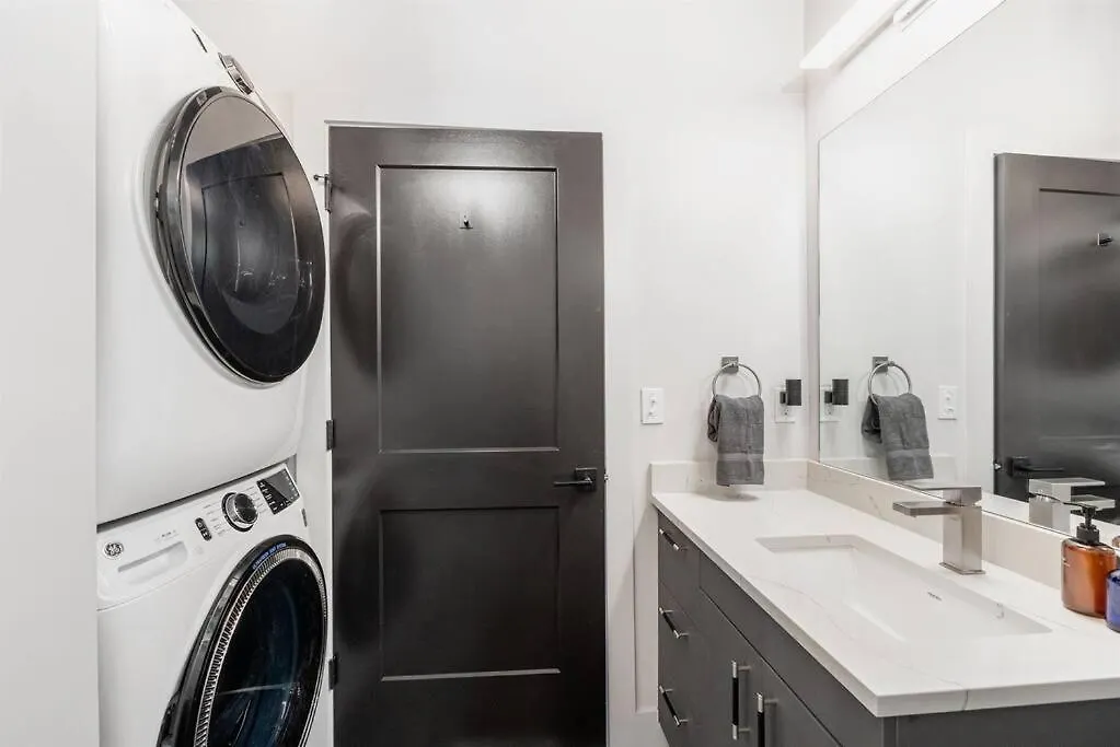 2 Side By Side Units, The Honky Tonk Party Pads, Parking Gym Pool Apartment Nashville